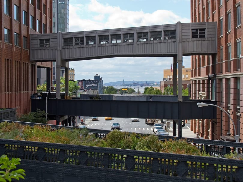 View_of_Statue_of_Liberty_down_10th_Avenue_from_the_High_Line