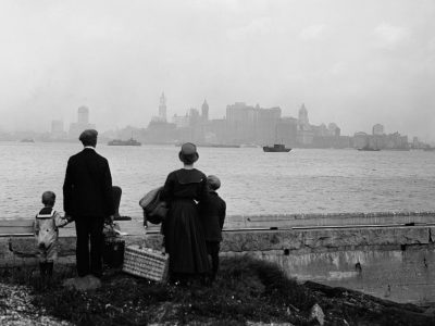 immigrants on ellis island