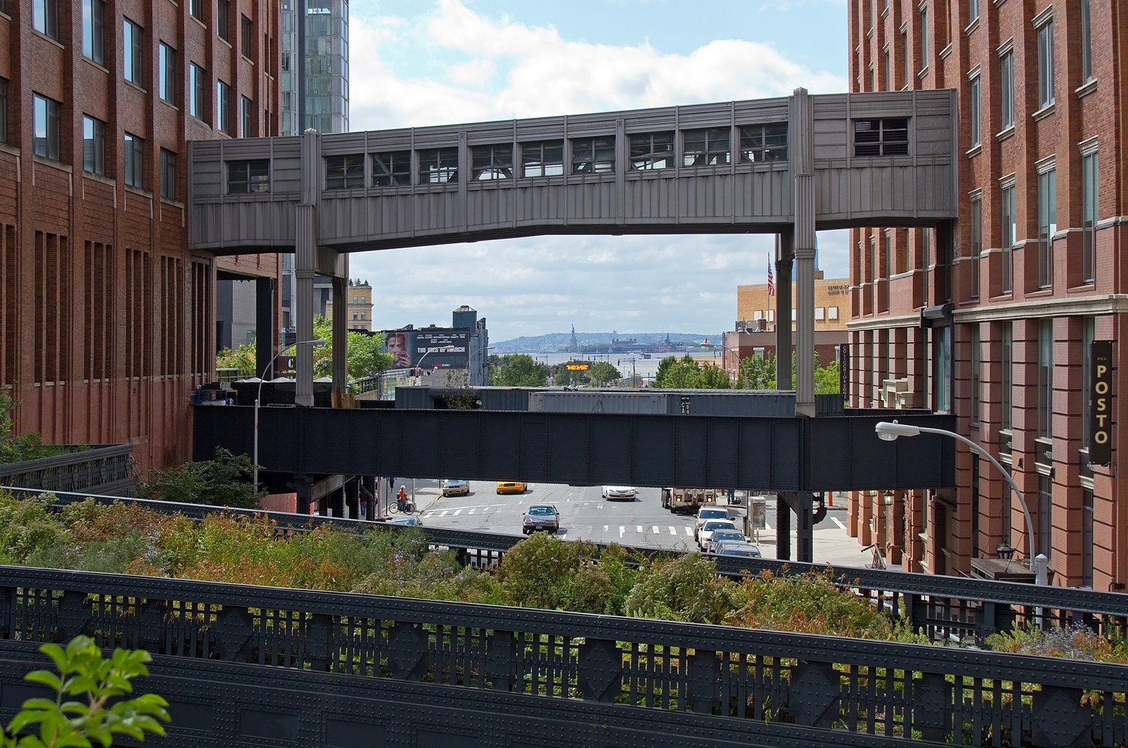 View_of_Statue_of_Liberty_down_10th_Avenue_from_the_High_Line